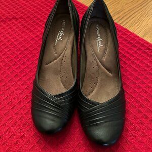 NATURAL SOUL BY NATURALIZER BLACK WEDGE HEELS